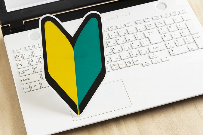 ノートPCと若葉